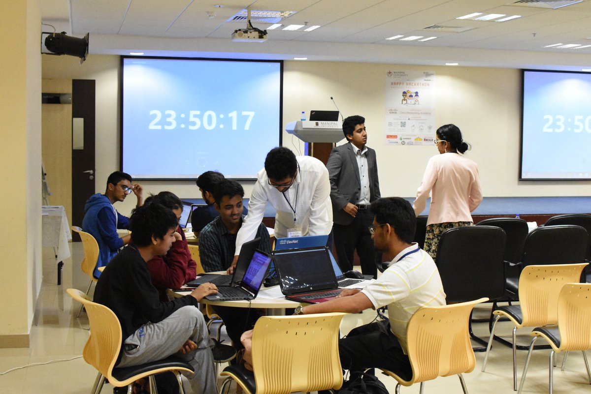 MUDCHappyHack's tweet photo. Brainstorming. #Ideas #HappyHackathon https://t.co/UtZ3k43dJB