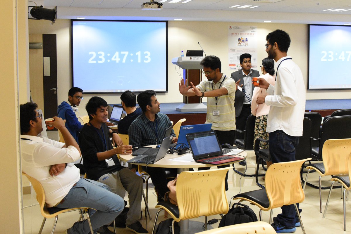 MUDCHappyHack's tweet photo. Brainstorming. #Ideas #HappyHackathon https://t.co/UtZ3k43dJB