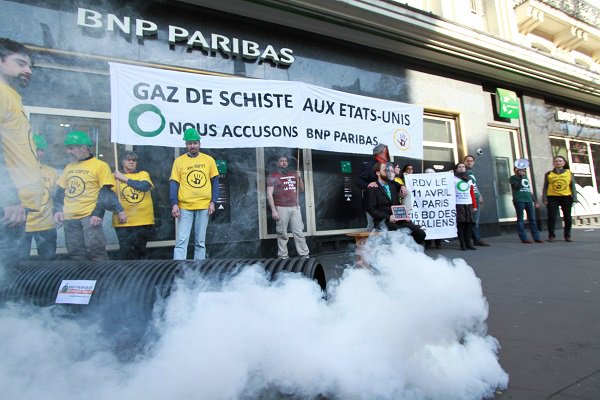 amisdelaterre's tweet photo. [Communiqué] 35 militants ont construit un pipeline de #gazdeschiste pour mettre @BNPParibas #SurLeBancDesAccusés -> https://t.co/OQ7Omqbb0R https://t.co/cFJMD6ImNF