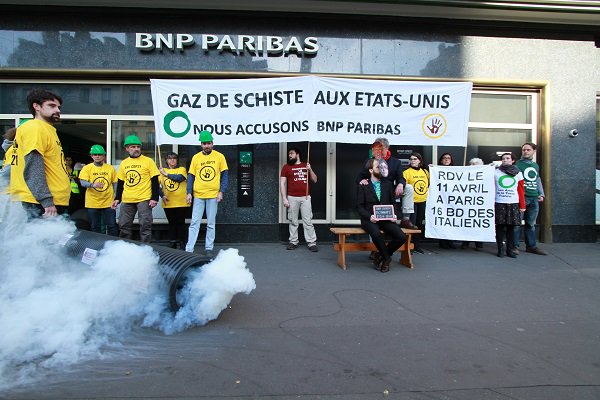 amisdelaterre's tweet photo. [Communiqué] 35 militants ont construit un pipeline de #gazdeschiste pour mettre @BNPParibas #SurLeBancDesAccusés -> https://t.co/OQ7Omqbb0R https://t.co/cFJMD6ImNF