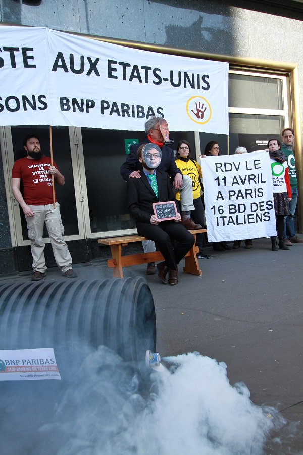 amisdelaterre's tweet photo. [Communiqué] 35 militants ont construit un pipeline de #gazdeschiste pour mettre @BNPParibas #SurLeBancDesAccusés -> https://t.co/OQ7Omqbb0R https://t.co/cFJMD6ImNF