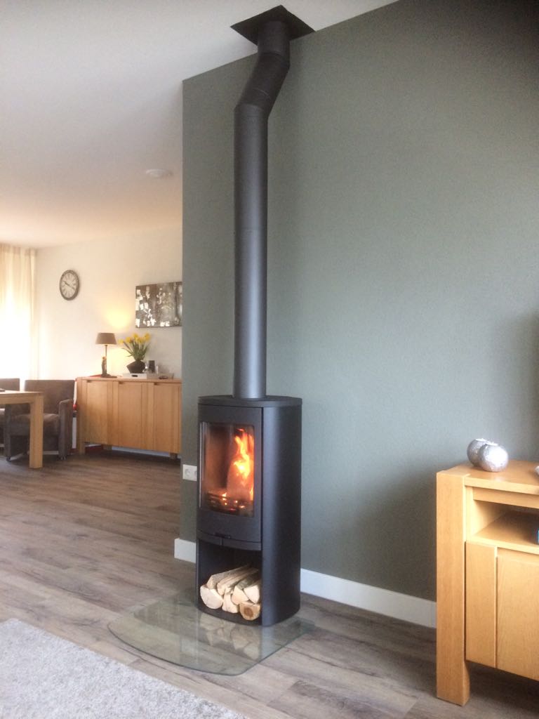 Zojuist deze prachtige houtkachel van #conturanederland type 810 mogen plaatsen. Wat brandt ie mooi 🔥 🔥🔥