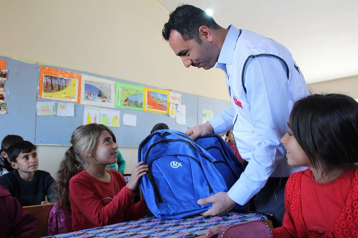 hayratyardimen's tweet photo. We are continuing to deliver stationery aids to chilldren. This time, we visited a school in Diyarbakır. #TheyNeedEducation https://t.co/QebRuXV0TW