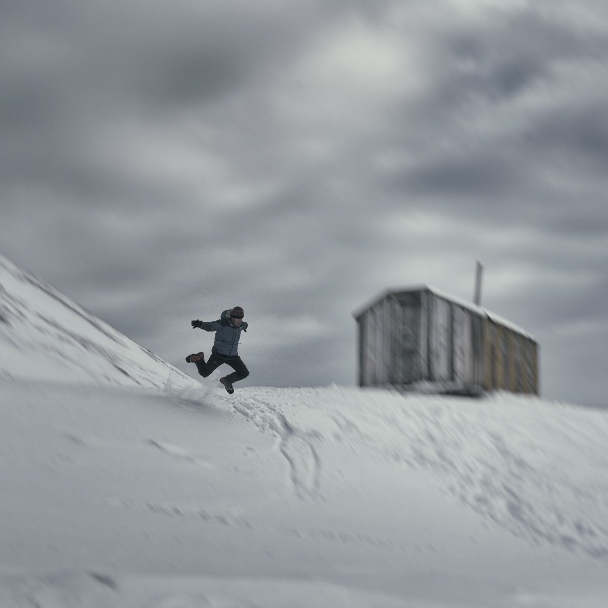 arcticlapse's tweet photo. Flying outside ghost city of Pyramiden on Svalbard 😄 https://t.co/dXGvjFP5mB