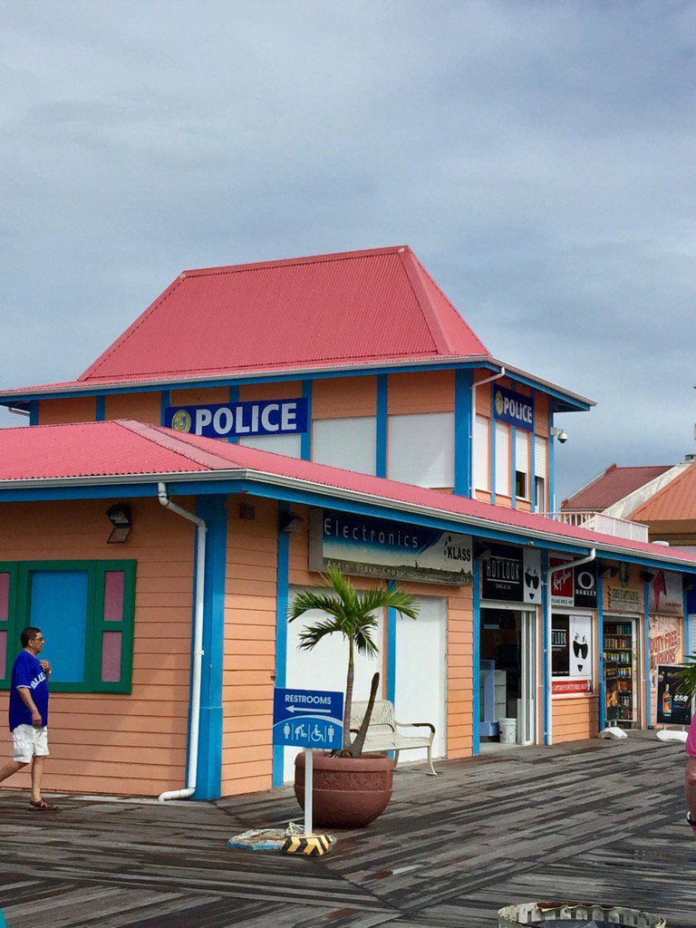 eve251166's tweet photo. Police Department on the Bahamas 🇧🇸😁🤣 https://t.co/Uvie6CNuTU
