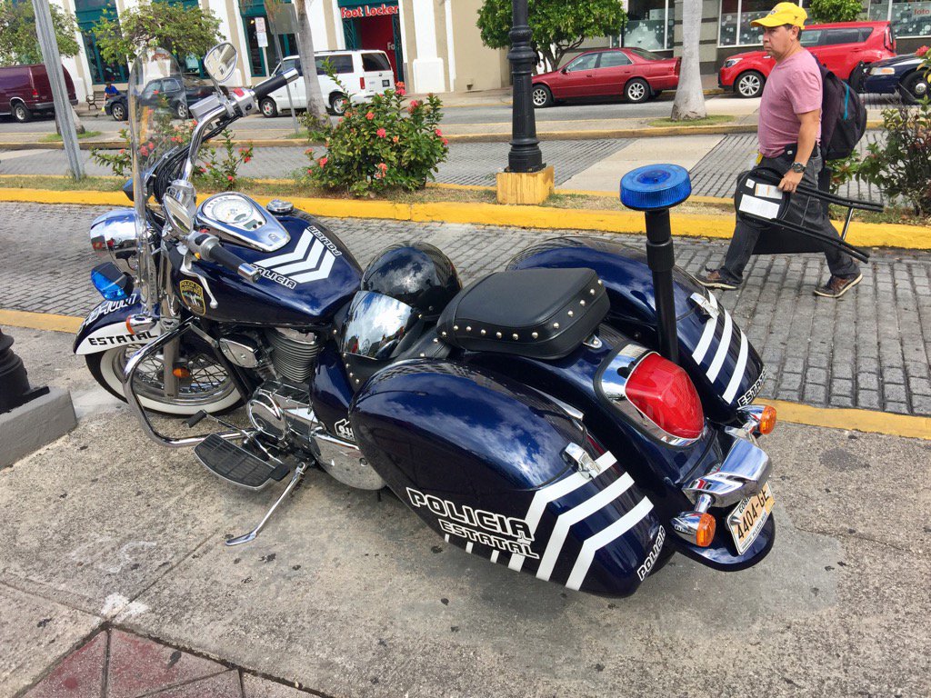 eve251166's tweet photo. Great way to move as an Police man in Puerto Rico 🇵🇷🤣👍👌 https://t.co/uRy4VxRU4z