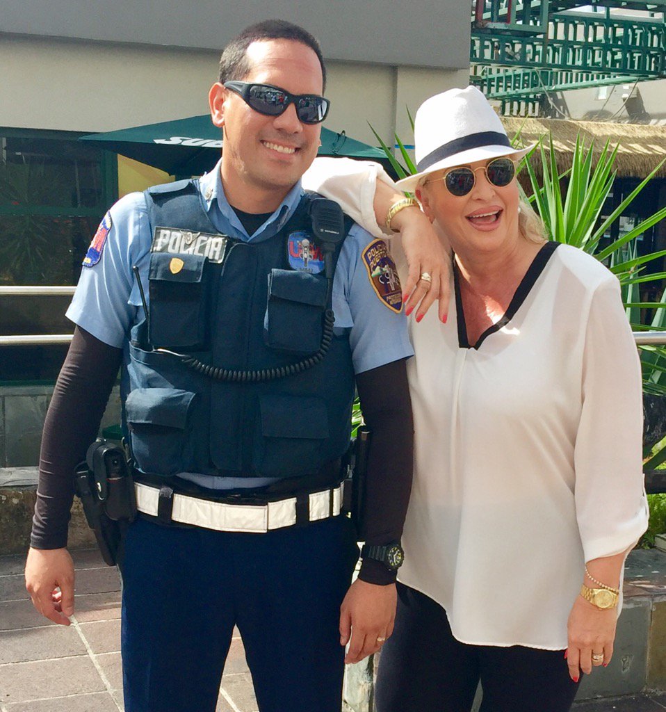eve251166's tweet photo. Very friendly Police man in Puerto Rico 🇵🇷👍👌 https://t.co/DTjwVoeqqU