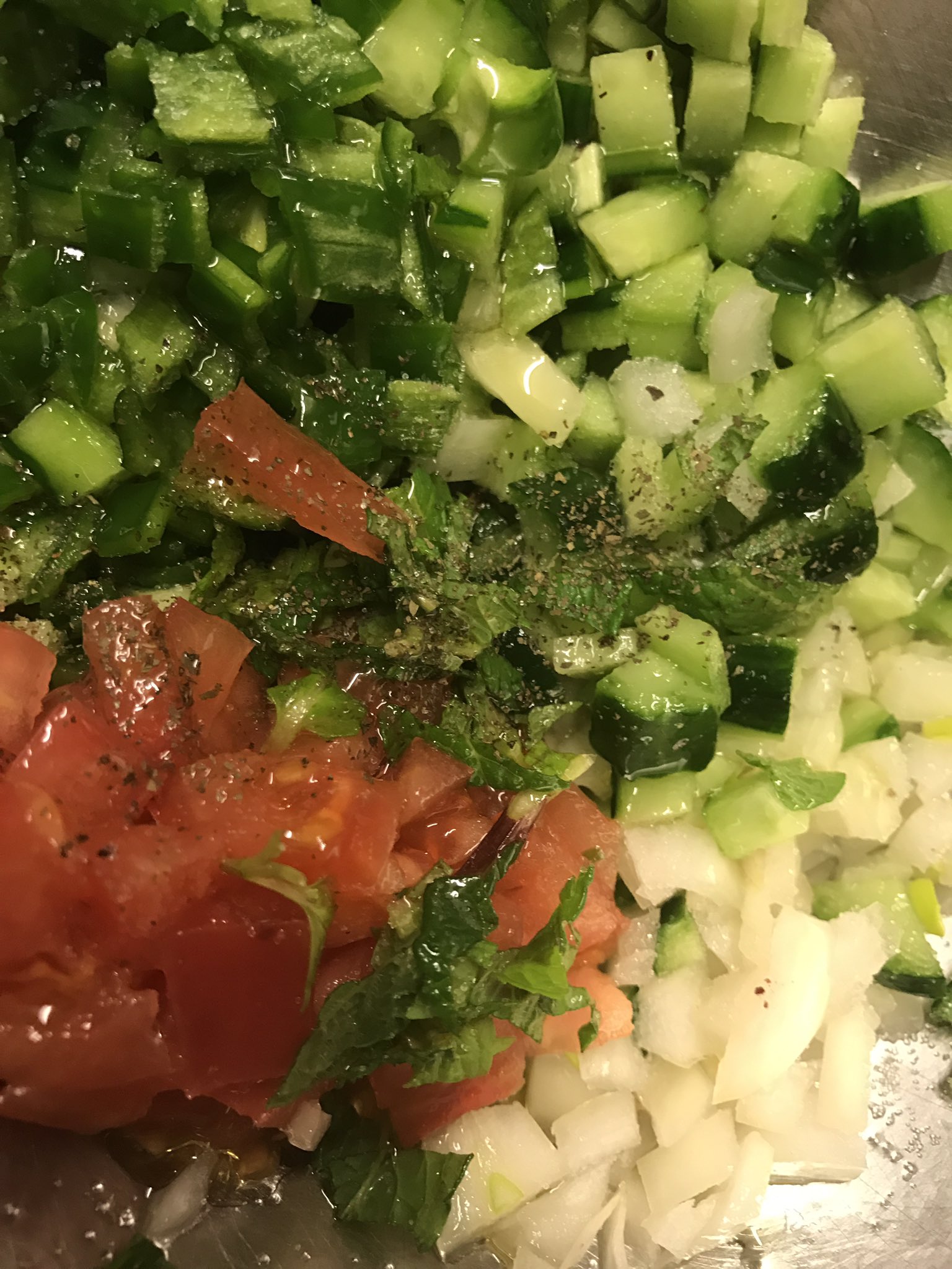 Chef Salade Tunisienne チュニジアサラダ 玉ねぎ キュウリ ピーマン トマトを5mm角位に切って フレッシュミント刻み 塩胡椒してオリーブオイルとビネガーで味付けします ケッパー オリーブの実 ミント ツナ 卵 レモン飾って完成 地中海共通の