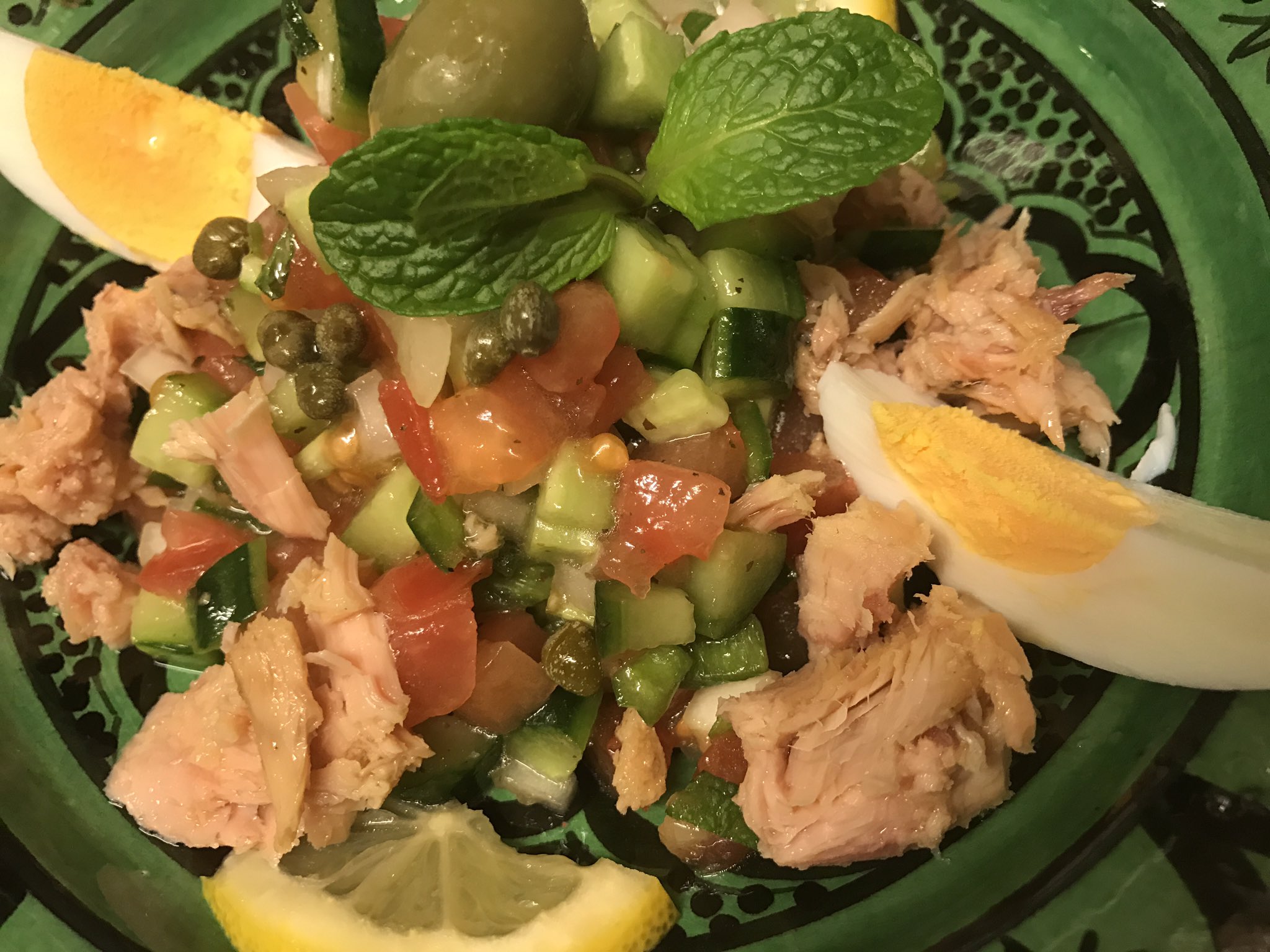 Chef Salade Tunisienne チュニジアサラダ 玉ねぎ キュウリ ピーマン トマトを5mm角位に切って フレッシュミント刻み 塩胡椒してオリーブオイルとビネガーで味付けします ケッパー オリーブの実 ミント ツナ 卵 レモン飾って完成 地中海共通の