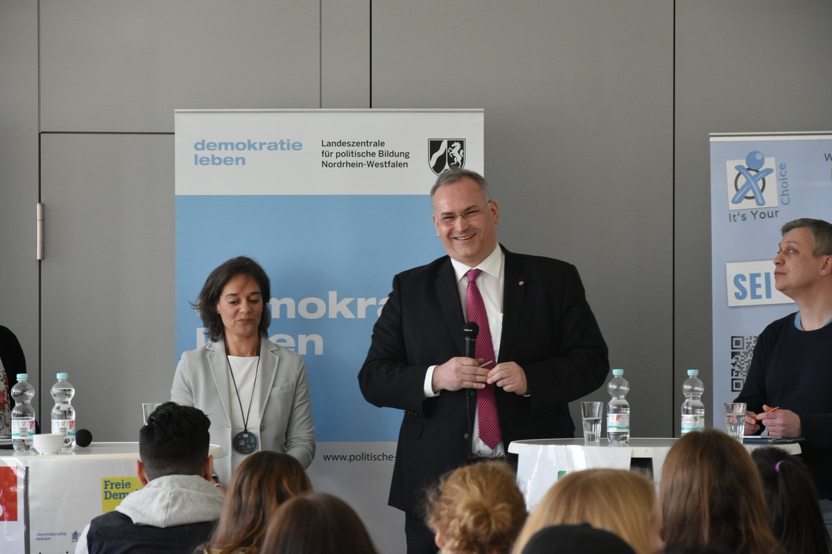 CDUBielefeld's tweet photo. (SL) Politik-Talk für Erstwähler am Maria Stemme Berufskolleg. Ralf #Nettelstroth hat Spaß an der Diskussion mit den Jugendlichen. #ltwnrw https://t.co/rGjcpycXlk