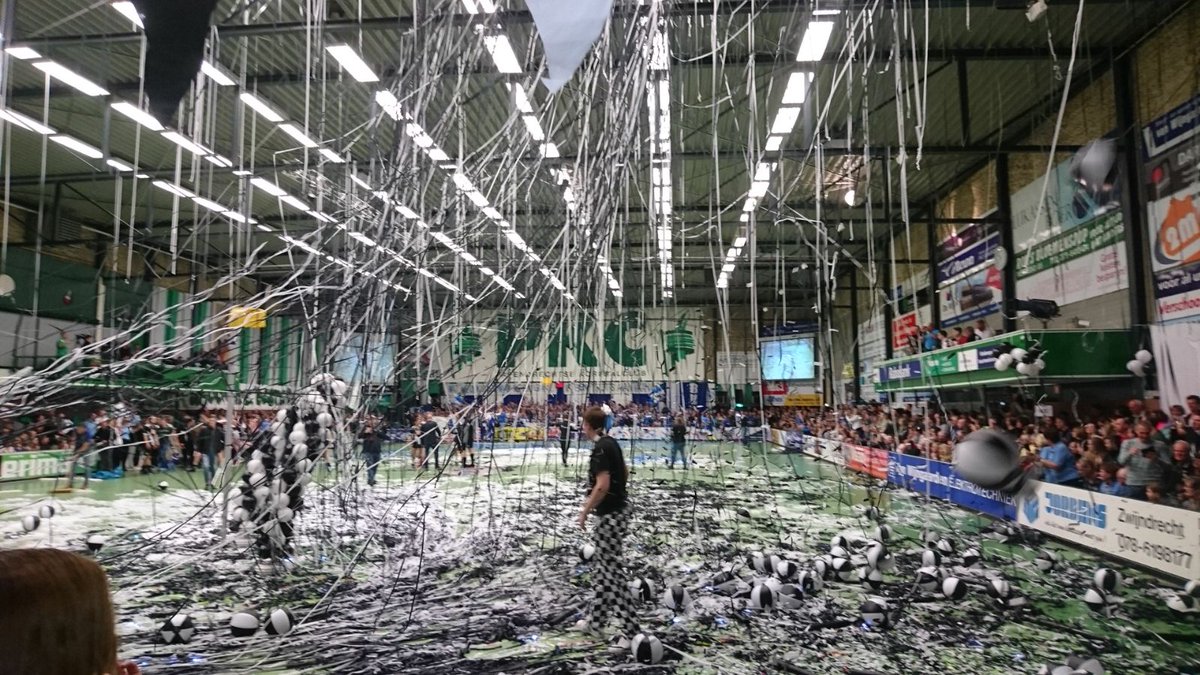 Korfbalpuntnl's tweet photo. Het KNKV is zeer ongelukkig met de vertraging van wedstrijden door sfeeracties met shooters en confetti. https://t.co/p4DhXPpHaO #korfbal https://t.co/cCYdQSPZ3J