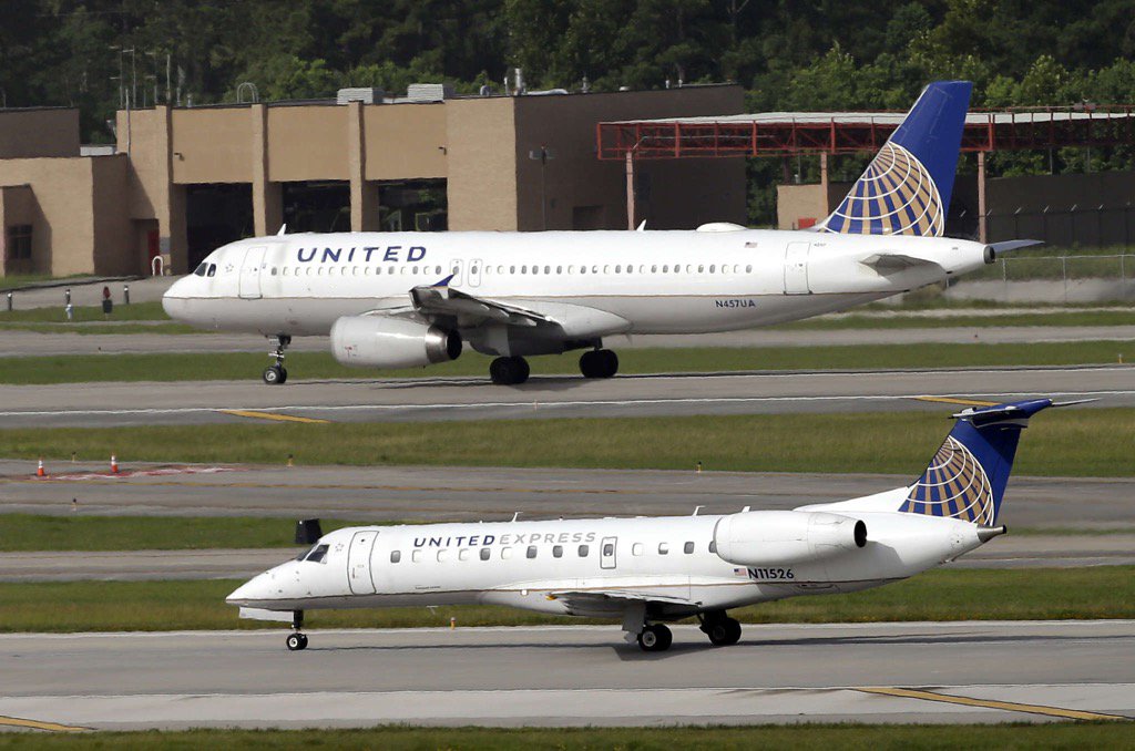 shakadoug's tweet photo. Two girls barred from #UnitedAir flight for wearing leggings #dumbfight #darwin #PRmistake https://t.co/hRqUs7yCYi https://t.co/qmYPOqJNWh