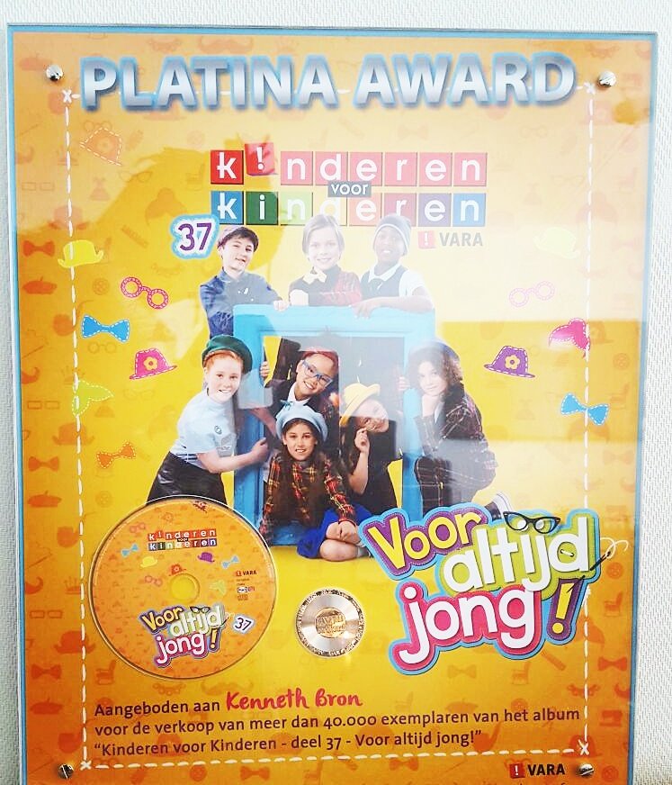 Platina Award ontvangen! Vet! Deze koester ik enorm. Ik ben blij dat ik heb mogen bijdragen aan Kinderen Voor Kinderen. Much love! 💚