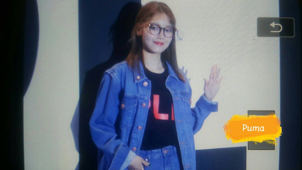 [PIC][27-03-2017]SooYoung tham dự sự kiện ra mắt BST mới của "PUSHBUTTON X LINE FRIENDS" trong khuôn khổ "2017 S/S HERA Seoul Fashion Week" vào tối nay C76zH8kU8AARsbn