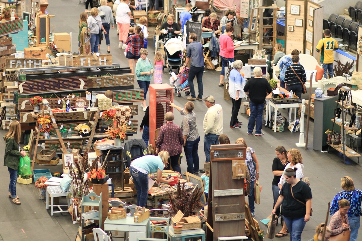 fargojunkmarket's tweet photo. LAST CHANCE to apply to be a vendor at Fargo Junk Market! Apps due April 3rd. Apply at: https://t.co/EEWVkqCOui https://t.co/WVT6k1Vv8k