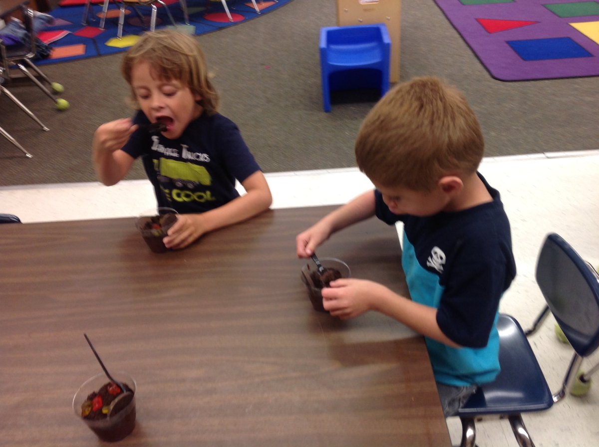 ARStallman's tweet photo. Making dirt cake to go along with our worm lesson... https://t.co/a1yUB7lJAj