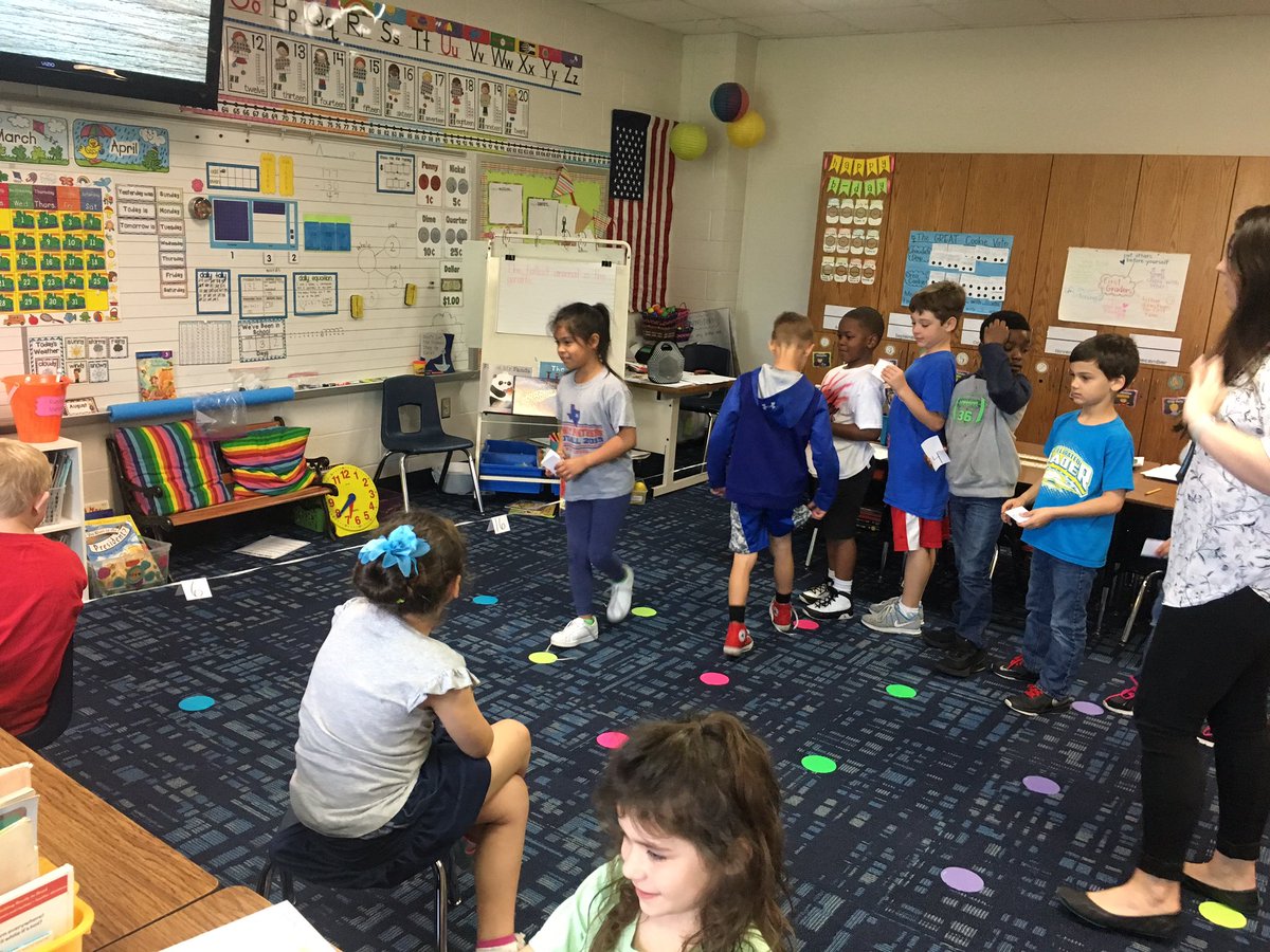 EcholsFirsties's tweet photo. Ordering numbers! #mathtime #firstgrade @MidwayISD @WoodwayElem @BaylorSOE https://t.co/0vC7zHzdEi