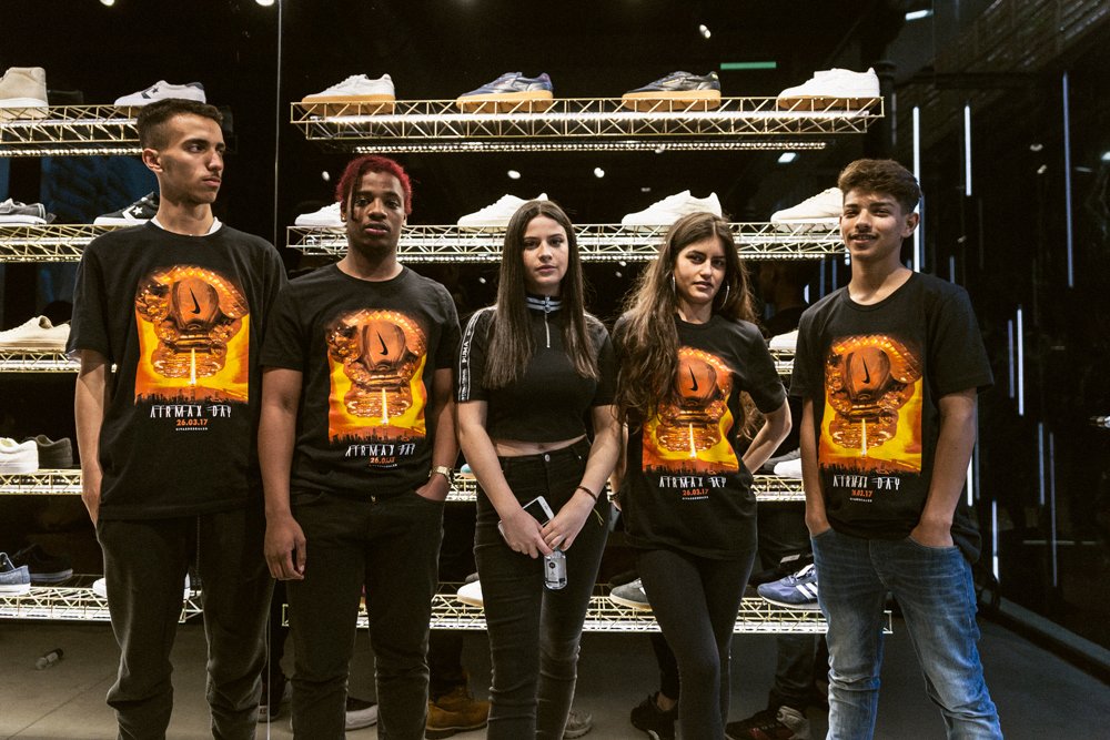 VEINmagazine's tweet photo. Ayer en @sivasdescalzo con parte de la crew de @LaVendicionRecs para conocer las nuevas @Nike #VaporMax https://t.co/14nf8VvRC3 #kissmyairs https://t.co/KeBUkFjcKA