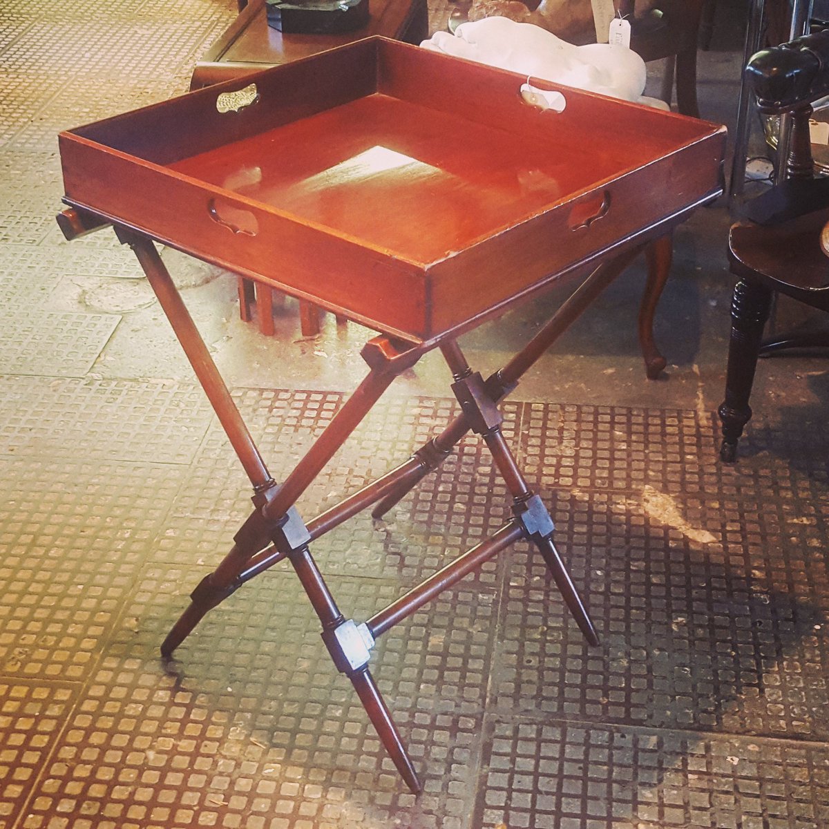 FactorySomerset's tweet photo. A 19th century large butler's tray on stand. See https://t.co/yCXTKXDu6b for more info.
#antique #antiques #interiors #Decorative https://t.co/o2qnY8UcWd