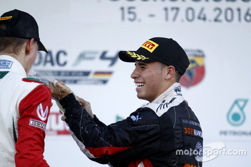 Rochi_F1's tweet photo. Happy birthday Joey!!! 😊😘🎉🎂🎁 #JM96🇦🇺 https://t.co/L03bl2t3Ro