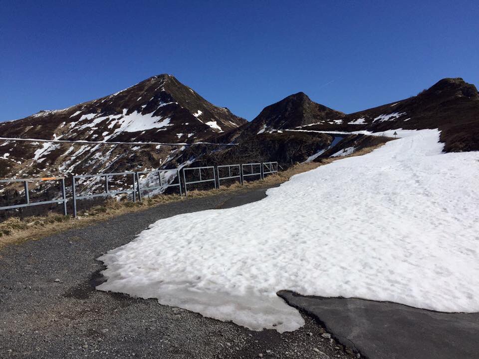 Encore un peu de neige sur la route du Pas de Peyrol, l'ouverture approche peu à peu.
Le printemps s'installe sur les flancs du Puy Mary !