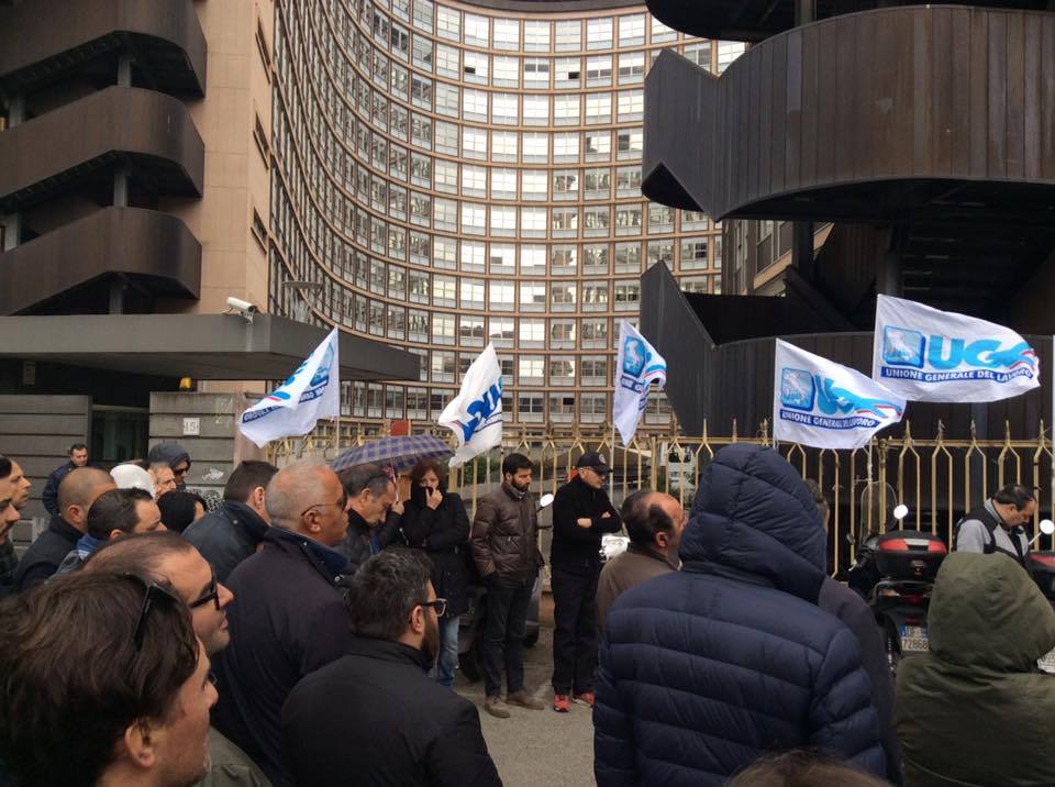 LMalcotti's tweet photo. #LazioCrea, assemblea #UglTerziario davanti alla Regione Lazio per rivendicare la perequazione del personale #LucaMalcotti https://t.co/KM4LkoTyzw