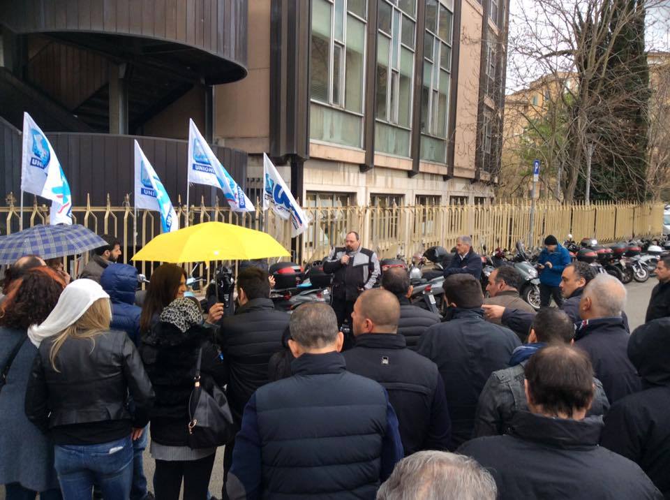 LMalcotti's tweet photo. #LazioCrea, assemblea #UglTerziario davanti alla Regione Lazio per rivendicare la perequazione del personale #LucaMalcotti https://t.co/KM4LkoTyzw