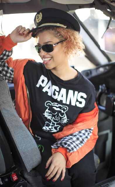VirginAtlantic's tweet photo. British singer-songwriter @raye is onboard with us celebrating our new service to Seattle &amp; writing her new track! Stay tuned..#HelloSeattle https://t.co/cRu389p1mN