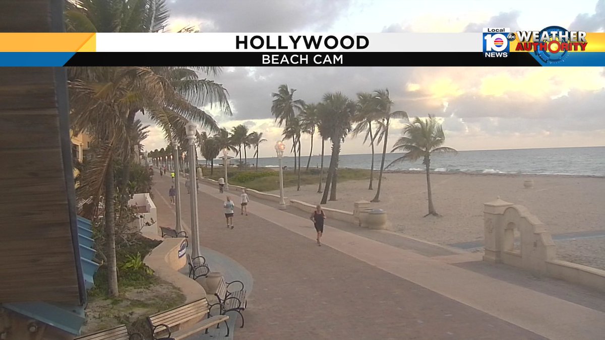 Looking great from our Hollywood Beach cam as we start the new week. Watch Meteorologist Julie Durda for more. https://t.co/ZQmk0hPYg1