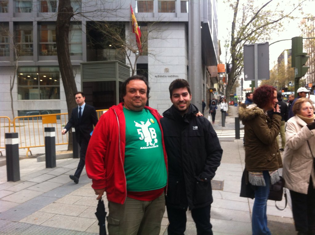 AntirepresivaGu's tweet photo. @Absolucion5B con @rubenglez a la salida de su juicio

Nos quieren solas, nos tendrán en común

#ABSOLUCIONTuiteros https://t.co/UwNhlSe9n0