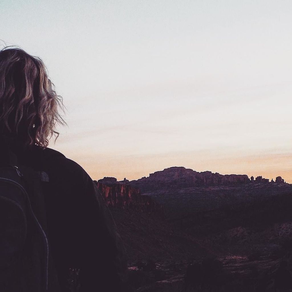 FatToeCo's tweet photo. STUFF CHRISTINA DOES "It's almost impossible to watch a sunset and not dream."
-Benard Williams 
#archesnationalpar… https://t.co/MRYmbiCWiB