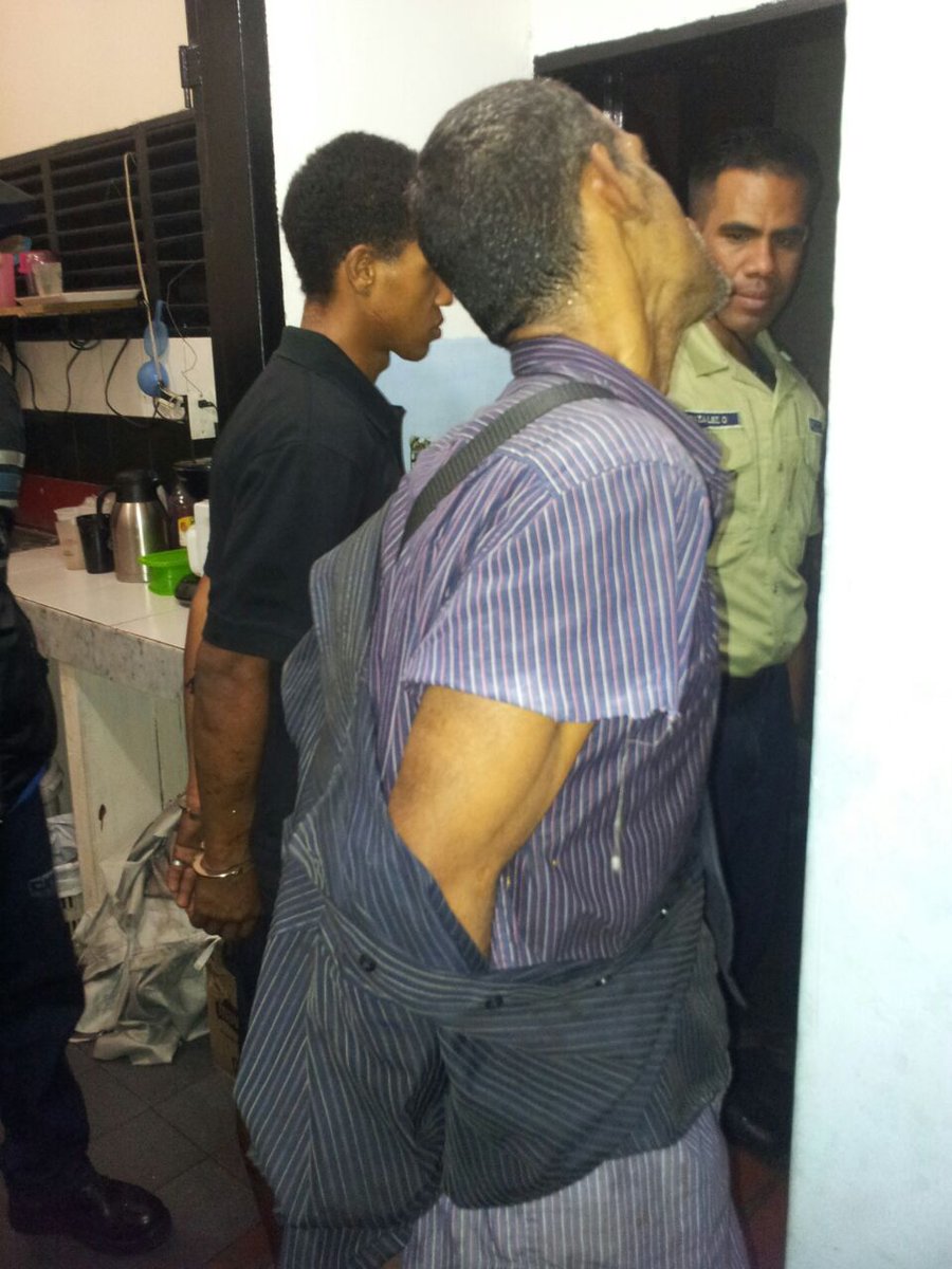 asoteainforma's tweet image. Se capturan 2 delincuentes luego de haber hurtado una batería, los mismos trataron de escapar por calle 1 pero vigilancia los atrapó.