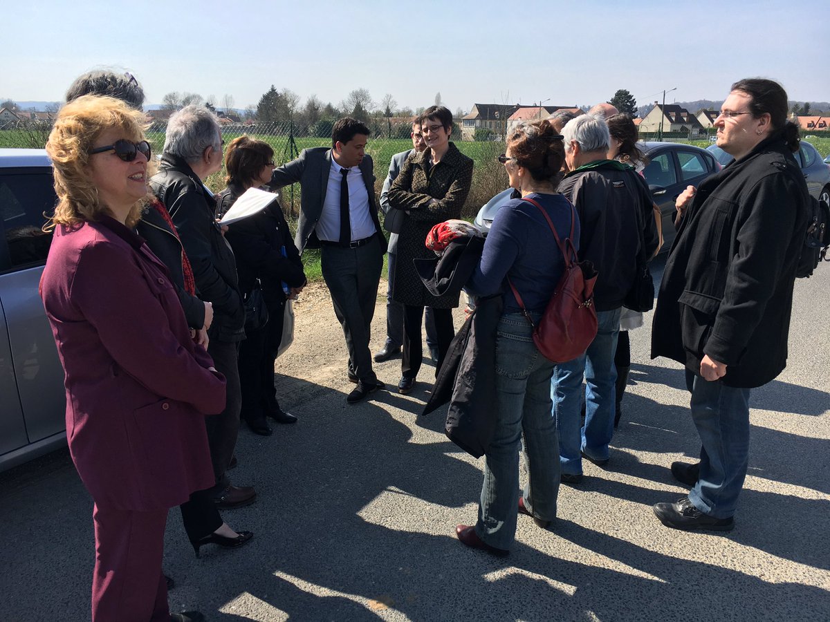 PoleEcolo_IDF's tweet photo. Après leur rencontre avec le président @Departement77, élu-es écolos échangent avec militant-es sur le terrain #déchets & #PREDEC #DirectIDF https://t.co/ihFhkGxDu3