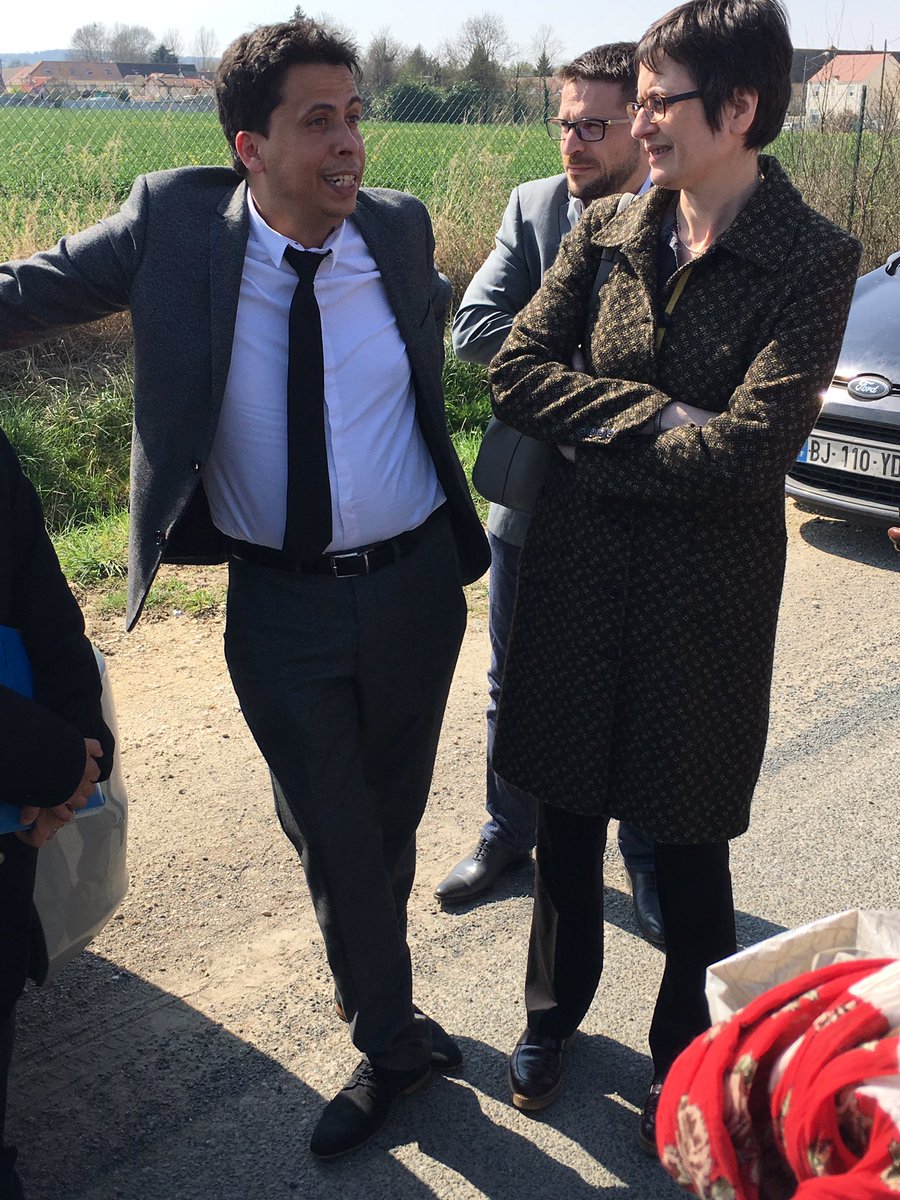 PoleEcolo_IDF's tweet photo. Après leur rencontre avec le président @Departement77, élu-es écolos échangent avec militant-es sur le terrain #déchets & #PREDEC #DirectIDF https://t.co/ihFhkGxDu3