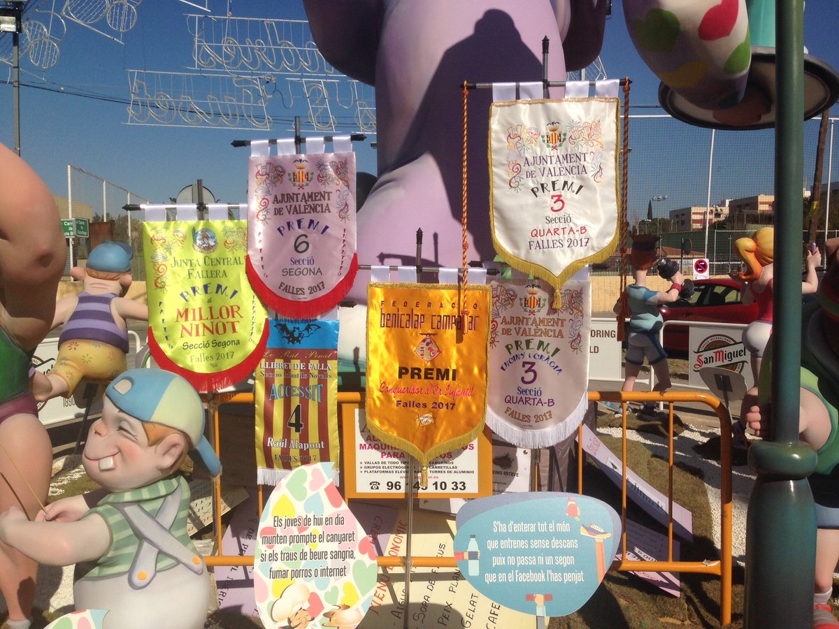 FallaAPiles's tweet image. Esto es lo que, artistas, poetas, delegaciones y toda una falla busca, reconocimientos, a sido un año muy bueno, a por el siguiente #fAnPi