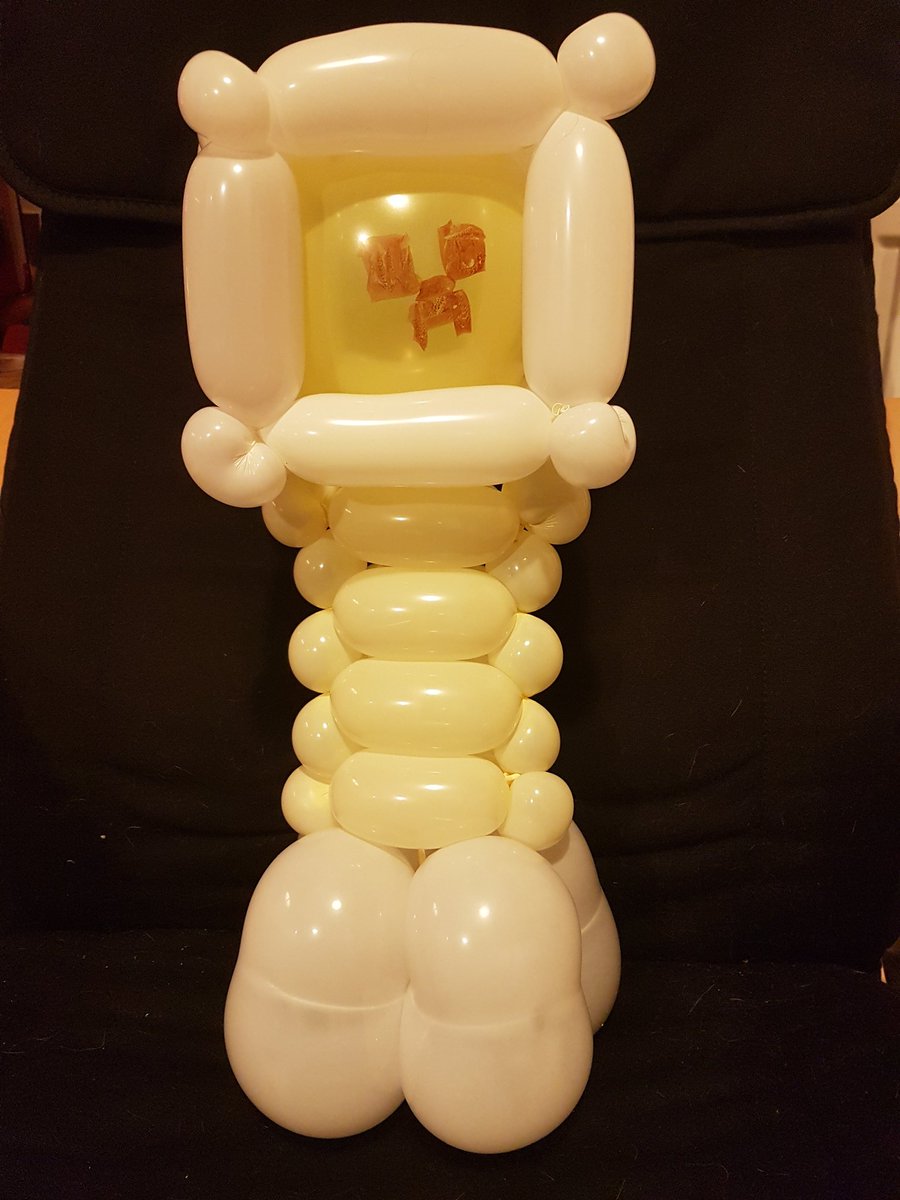 InflateAndPaint's tweet photo. Thank you @guyinyellowsuit for this design #BalloonModels #Minecraft #Creeper https://t.co/nkFnsLYOxR