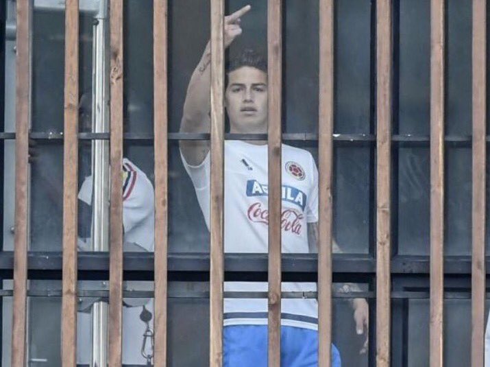 - Despierte mijo... hoy tiene entreno del Pony Fútbol.
- .I.