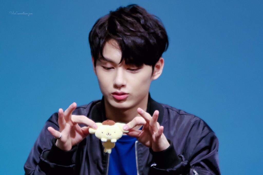 gyuritos's tweet photo. jun
- blows on the children's tummies to make those farting noises
- carries his children a lot
- "you got your visuals from me" https://t.co/pAYECfIH4u
