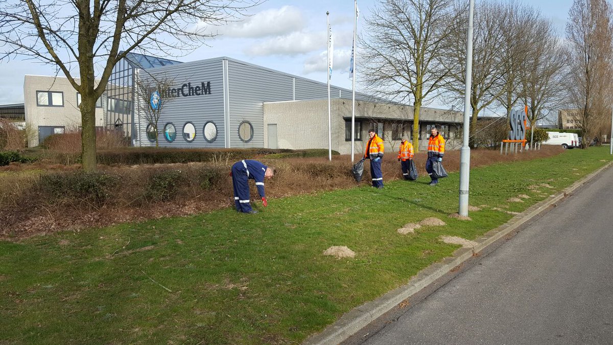 DeSchoenaker's tweet photo. De Maas en Waalse Schoonmaakdag 2017: Mdwrs van o.a. Henri vd Bilt, Schellekens &amp; InterCheM helpen mee met het schoonhouden van het terrein. https://t.co/HbbnvgelhK