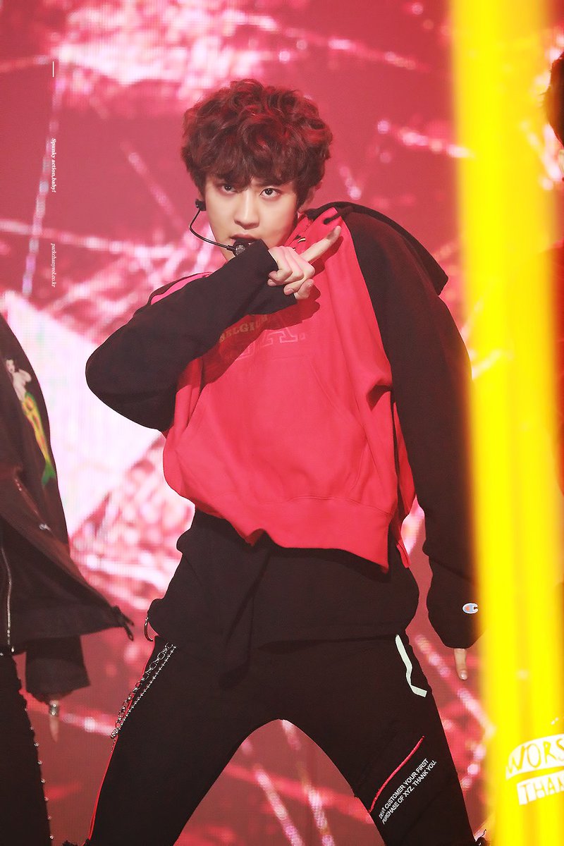 chanyeolit's tweet photo. 170119 SMA 찬열🐶 https://t.co/ZQhpKH9D0M