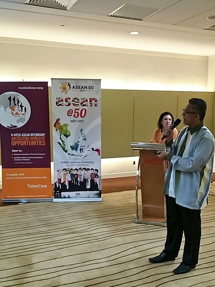 TalentCorpMsia's tweet photo. An insightful keynote by @OfficialMIDA Executive Director Mr Ahmad Khairuddin on Msia's thriving industries. #myASEANinternship https://t.co/z0gR16Gkne