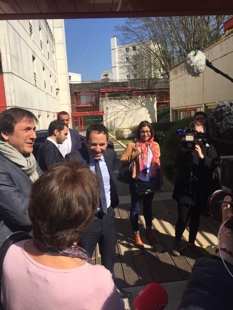RachidLaireche's tweet image. .@benoithamon quitte l'ephad de Bry sur Marne - celui que François Fillon à visité lors de l'émission politique...