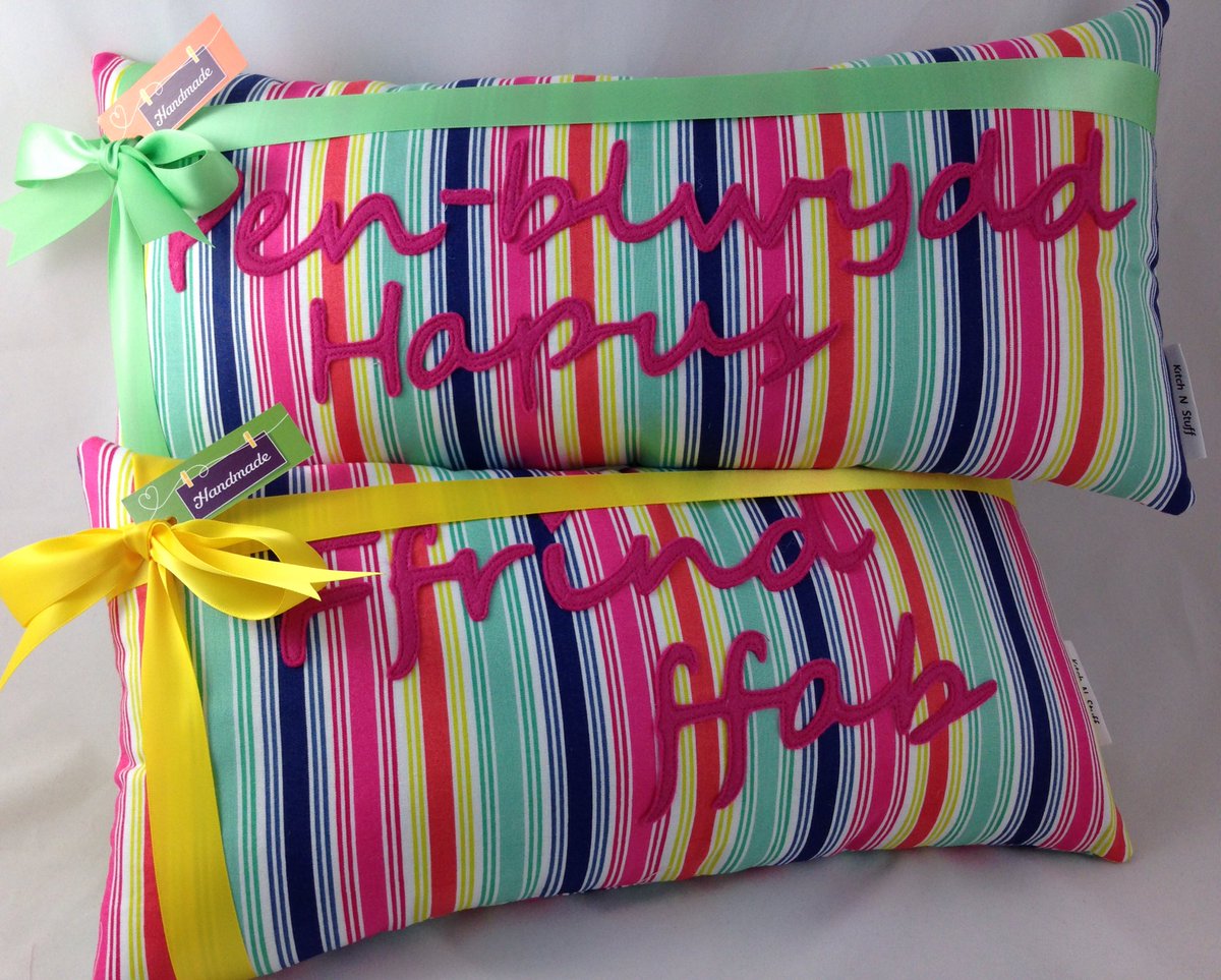 Kitch_N_Stuff's tweet photo. Pyschodelic stripes for a sunny spring day #sunshine #stripes #cushion #welshlanguage #kitchnstuff https://t.co/coCTatQYdT