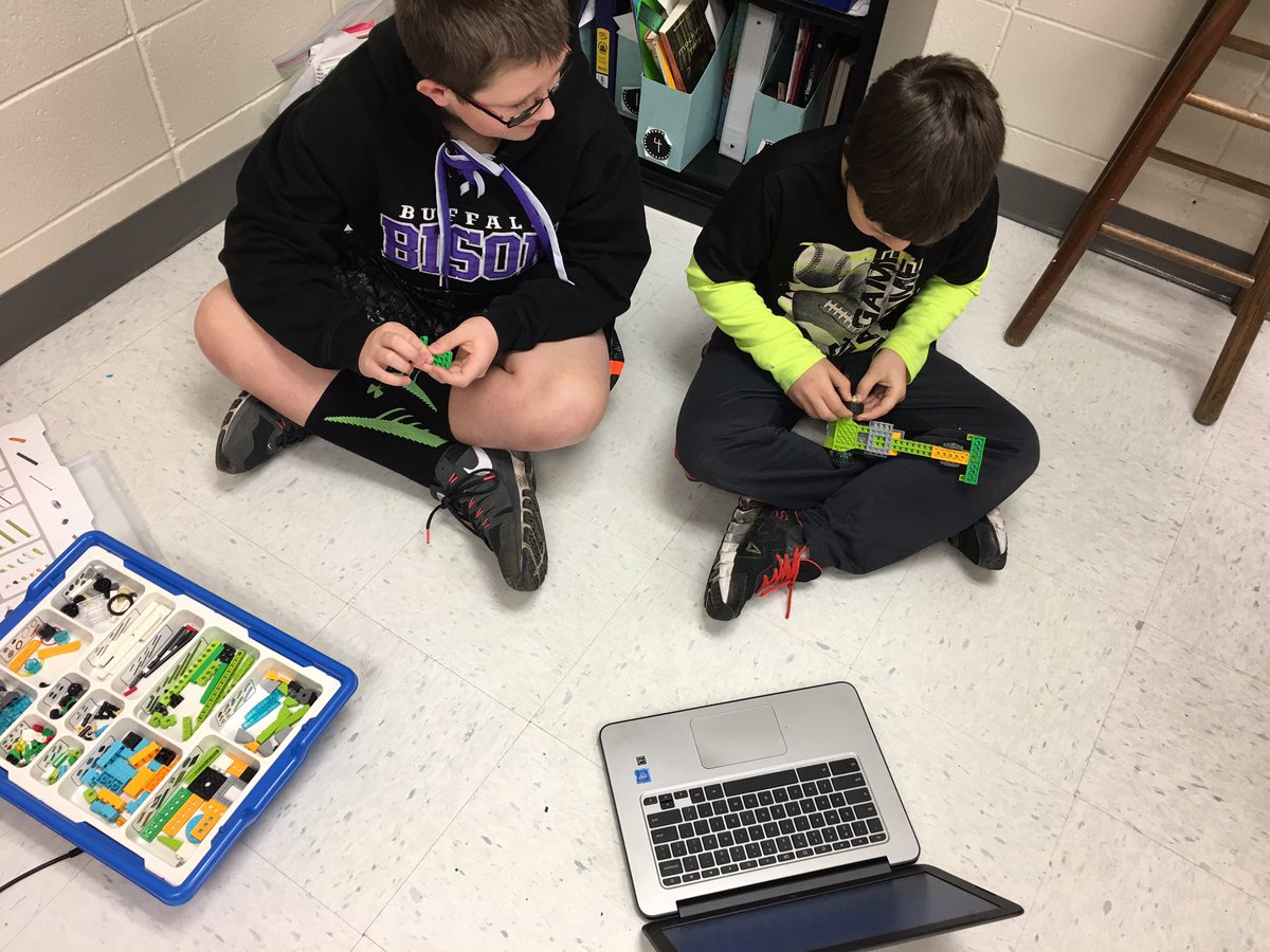 MrsAmyHoff's tweet image. Lego WeDos and cup weaving to get our creativity flowing this Monday morning! #theMESway #makermorning