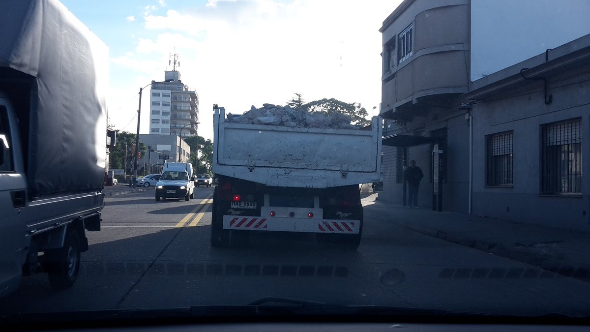 ddelucauy's tweet photo. @quejasya @TransitoSeg10 @chanchosUY @TelemundoUY por qué no fiscalizan y multan estas cosas, cargado de escombros desbordado https://t.co/tVv6Lkah0L