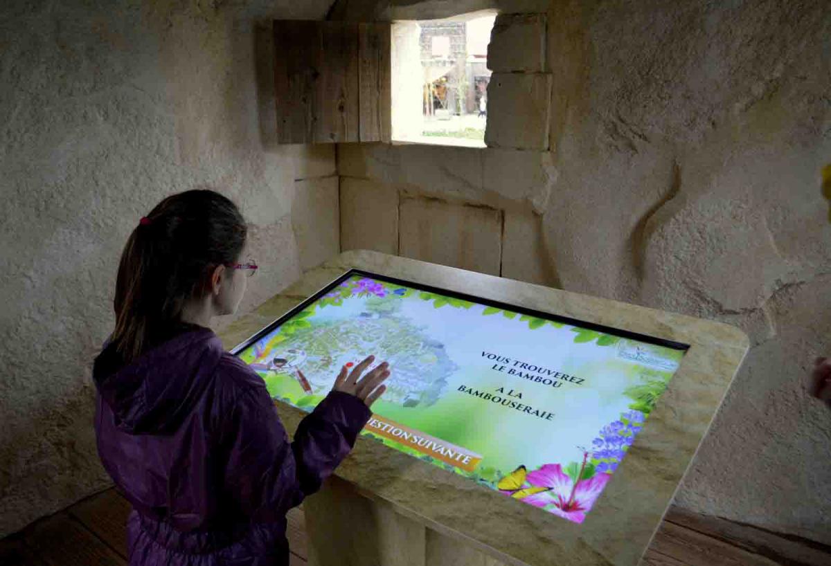 ElecomTouch's tweet image. Découvrez les cabanes à quizz du parc Terra Botanica à Angers avec une table tactile pour tester ses connaissances #digital #tactile #elecom