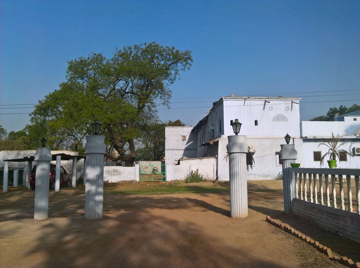 rjfahad's tweet photo. ghar ki vehshat se larazta hun magar jaane kyun , shaam hoti hai to ghar jaane ko jee chahta hai ! #MyHome #Inhauna https://t.co/lkEejFfWOy