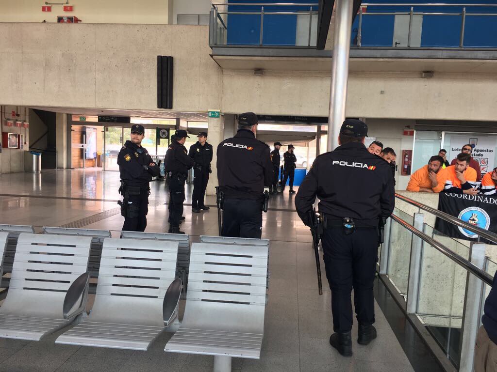 chiuscs's tweet photo. Estación Castellón la bienvenida @idlserna no tendrá keja 
@SoyCoordinadora @Portuariosworld @jordiaragunde @J_Bergante @Sergioballest89 https://t.co/FLE46WcQvQ