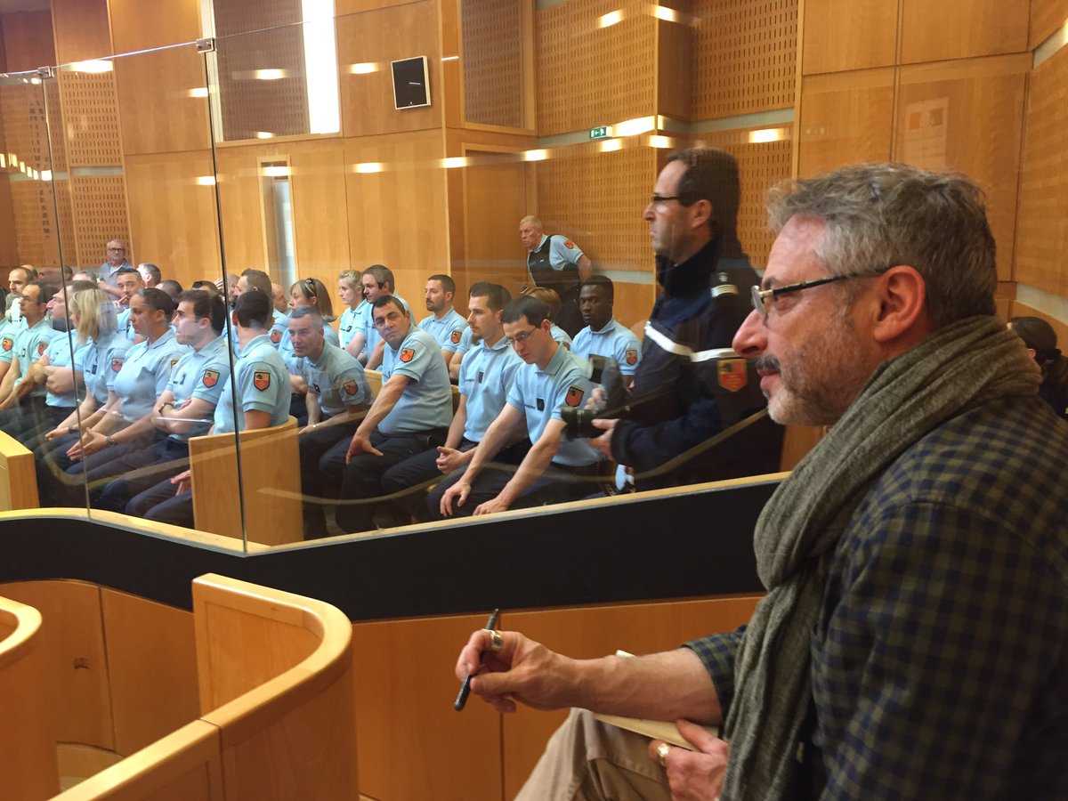 RosanneMathot's tweet photo. - la presse ? Mettez-vous là, dans le box des accusés
- ah. 
#imageForte #TGI #Montpellier 
Coucou @AubertJM @phillipbd https://t.co/J9i1ENVZgo