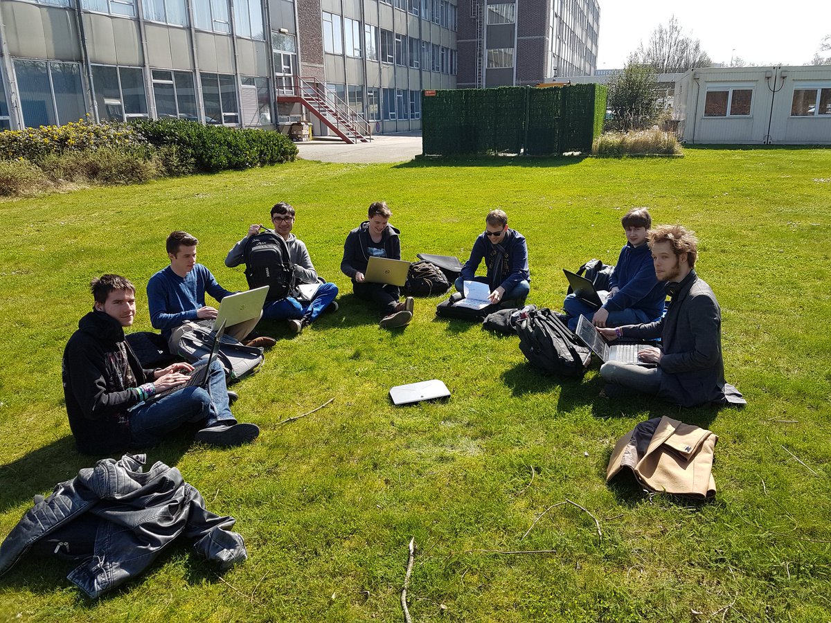 jensbuy's tweet photo. #OZT les kan natuurlijk ook buiten! @HoGentFBO @Hogeschool_Gent https://t.co/QXWcI3Xkz5